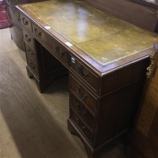 Pedestal desk